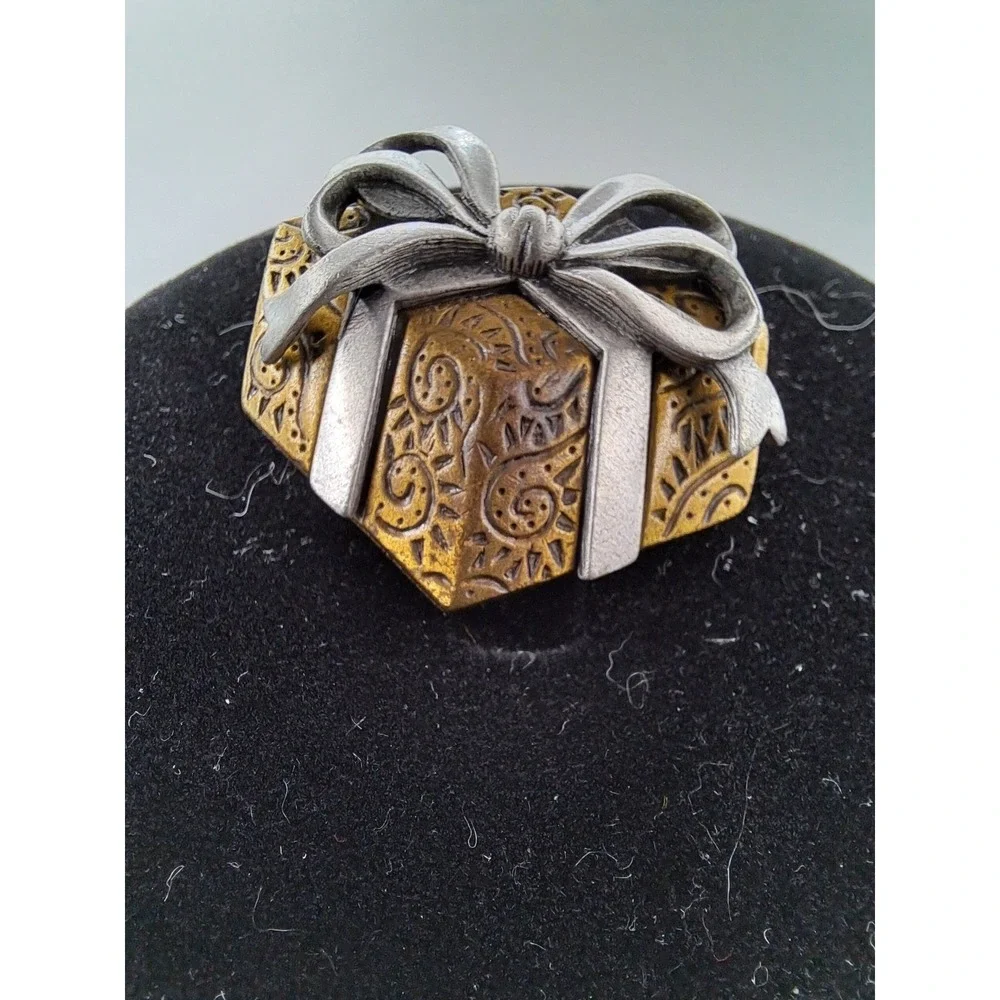Vintage JJ JONETTE Two Tone Wrapped Package Gift Bow Pin/Brooch Signed